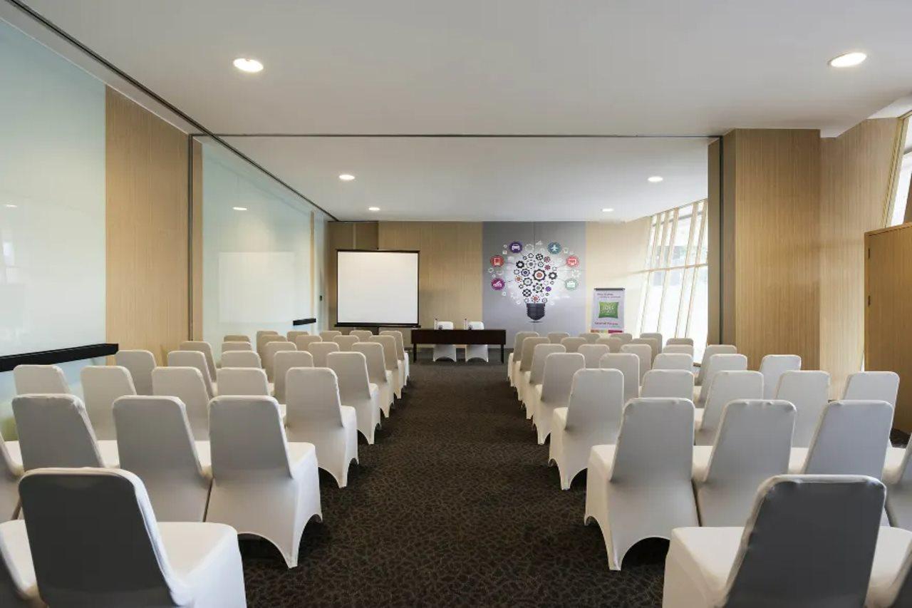 The Southern Hotel Surabaya Formerly Ibis Styles Surabaya Jemursari מראה חיצוני תמונה